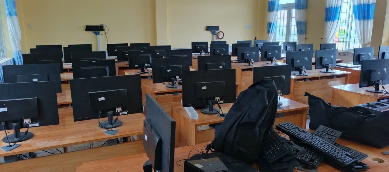 Thi công lắp đặt và bàn giao phòng tin học cho trường học